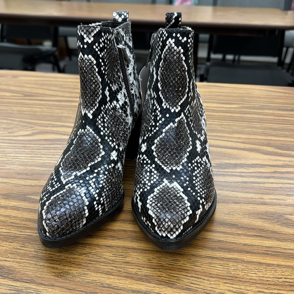 NWT Aqua College Womens KARLIE Boot Black White Leather Rubber Waterproof 7M - Picture 3 of 12